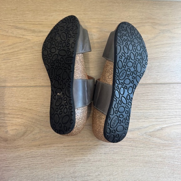 Taos Women’s My Dear Slide Sandals - Picture 6 of 6